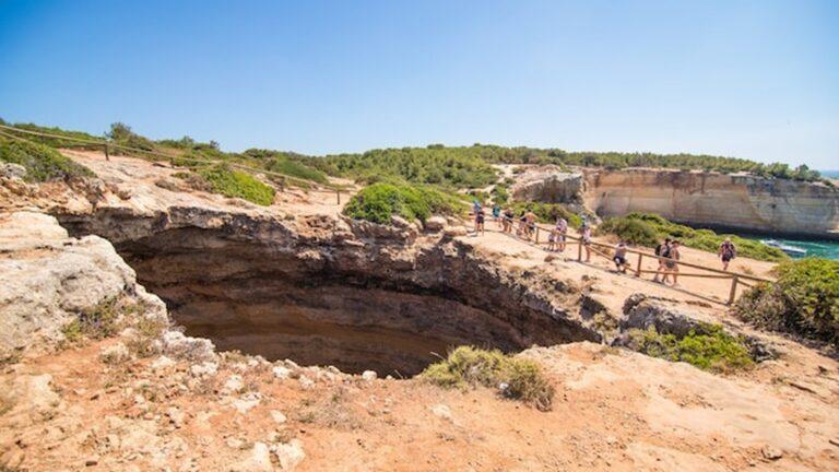 פנים מערת בנגיל באלגרבה עם עין השמש בתקרה וסירות תיירים