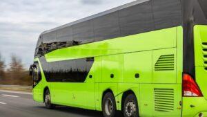 אוטובוס בין-עירוני מודרני נוסע בכביש מהיר בפורטוגל