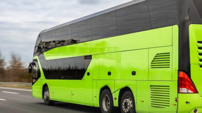 אוטובוס בין-עירוני מודרני נוסע בכביש מהיר בפורטוגל