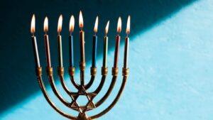 מנורת נרות דולקת - סמל המורשת היהודית בפורטוגל