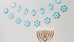 נוף פנורמי של גגות הרעפים האדומים של ליסבון העתיקה ואזור אלפמה