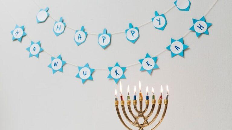 נוף פנורמי של גגות הרעפים האדומים של ליסבון העתיקה ואזור אלפמה