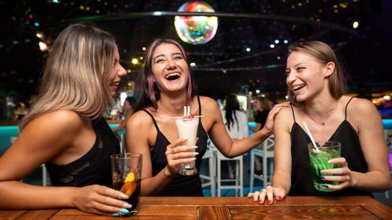 רחבת ריקודים במועדון בליסבון עם קהל רוקד ותאורה צבעונית