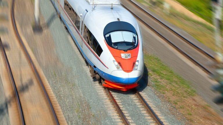 רכבת מהירה בתנועה - הקו בין ליסבון לפורטו