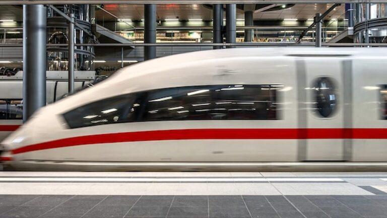 רכבת מהירה חולפת בתחנה - רכבות בפורטוגל