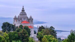 בזיליקת סנטה לוזיה בויאנה דו קשטלו עם נוף לים