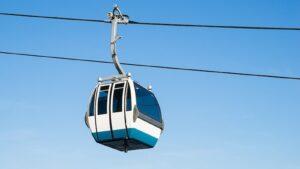 רכבל תלול במדיירה יורד במורד צוק בזלת אל האוקיינוס האטלנטי