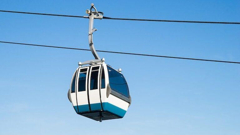 רכבל תלול במדיירה יורד במורד צוק בזלת אל האוקיינוס האטלנטי