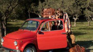 מכונית GoCar צהובה קטנה עם ניווט GPS לסיור עצמאי בליסבון