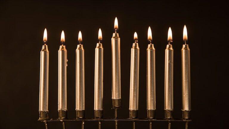 מנורת זהב דולקת, סמל יהודי הקשור למורשת בית הכנסת קדוארי - מקור חיים בפורטו