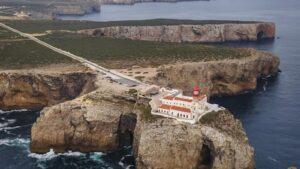 מצודת סאגרש (Fortaleza de Sagres) על צוק מעל האוקיינוס האטלנטי