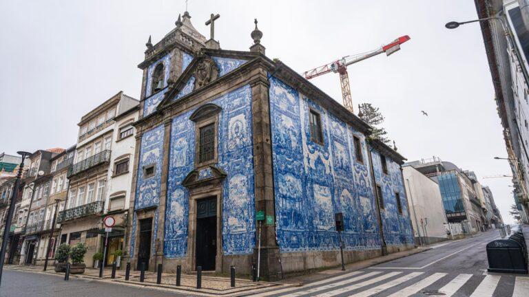 קפלת הנשמות (Capela das Almas) מכוסה באזולזוס כחולים בפורטו
