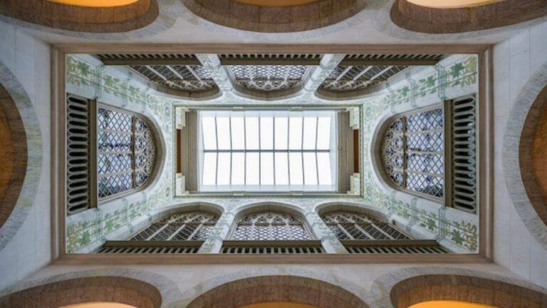 תקרת אבן מעוטרת בסגנון היסטורי בפנים הארמון הלאומי של סינטרה